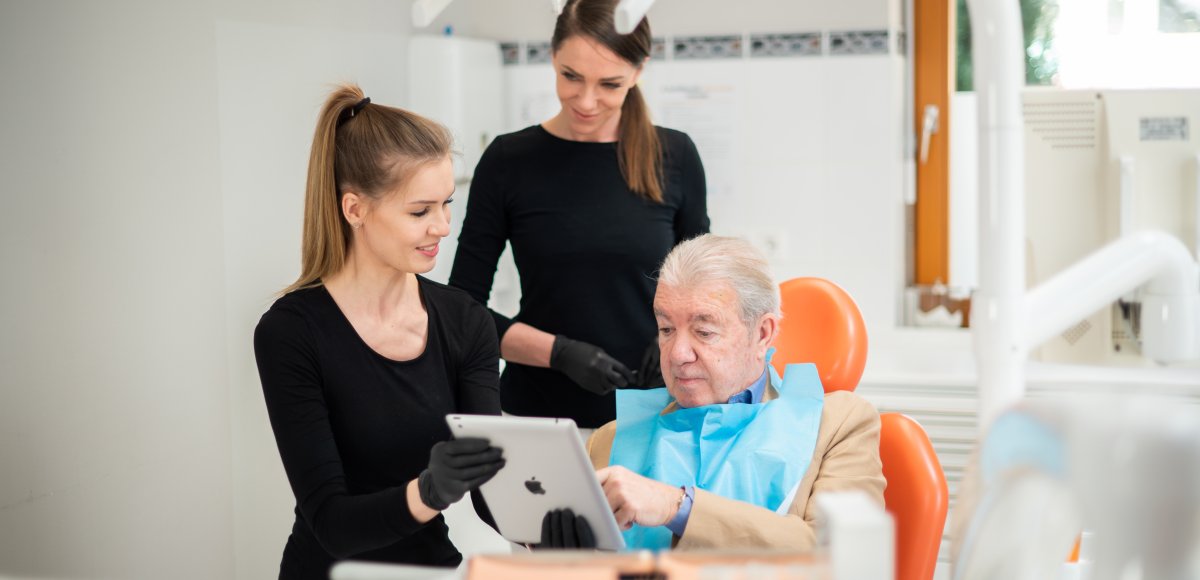 Implantátumokon rögzített fogsor